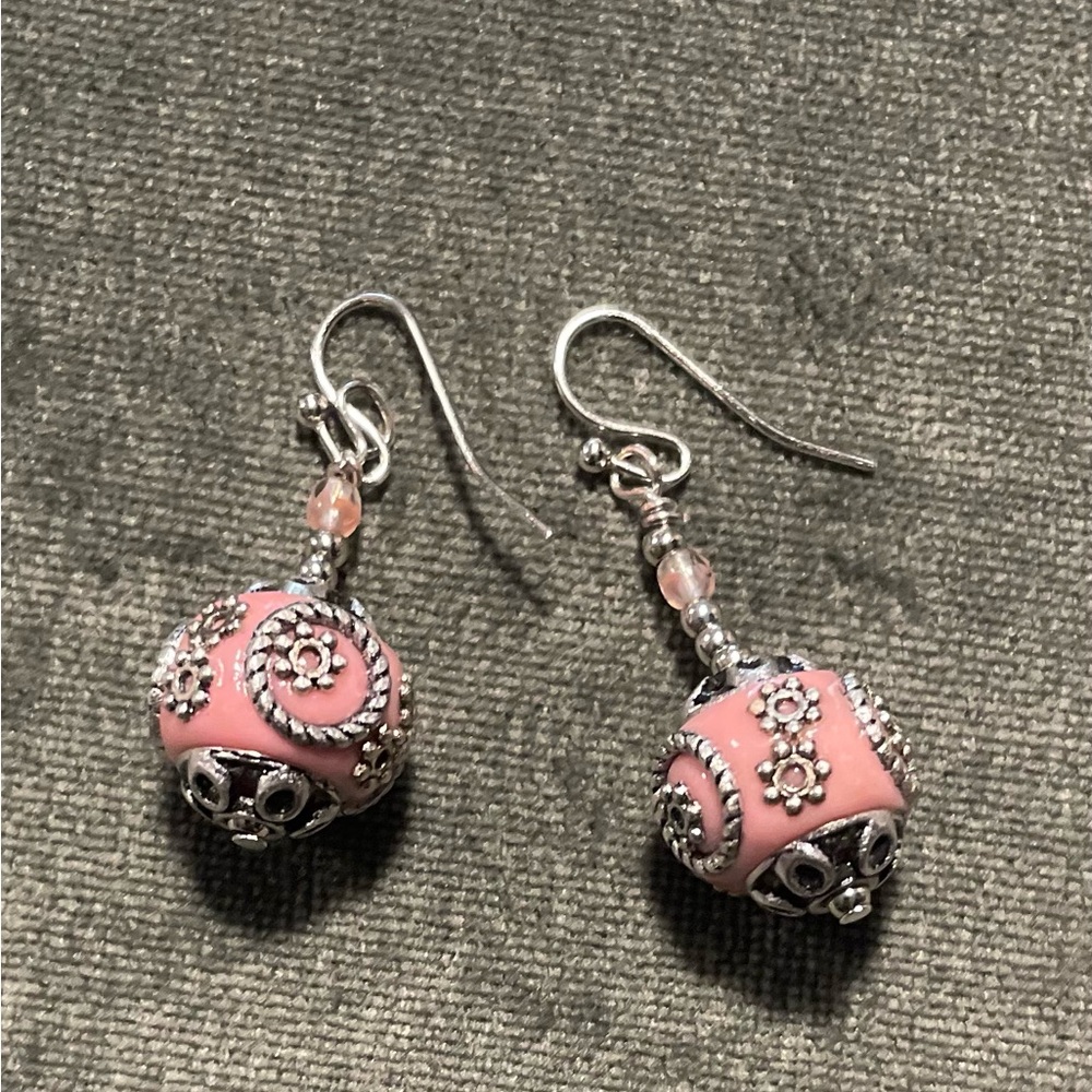 🎁 Cute Pink and Silver Earrings. New - Picture 3 of 3